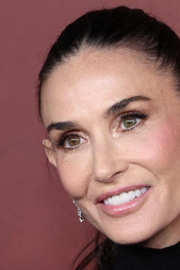 Šik izdanje Demi Mur iz modnih udžbenika: Leopard print + crni džemper su odlična kombinacija za svaku priliku