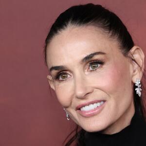 Šik izdanje Demi Mur iz modnih udžbenika: Leopard print + crni džemper su odlična kombinacija za svaku priliku