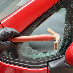 Idete na Adu, roštiljanje na Avali, šetnju Kejom? Evo šta nikada i nikako ne smete da ostavite u parkiranom automobilu