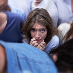 Čim pomislite na neko okupljanje, osetite nemir? 13 trikova iz iskustva za lakši život sa socijalnom anksioznošću