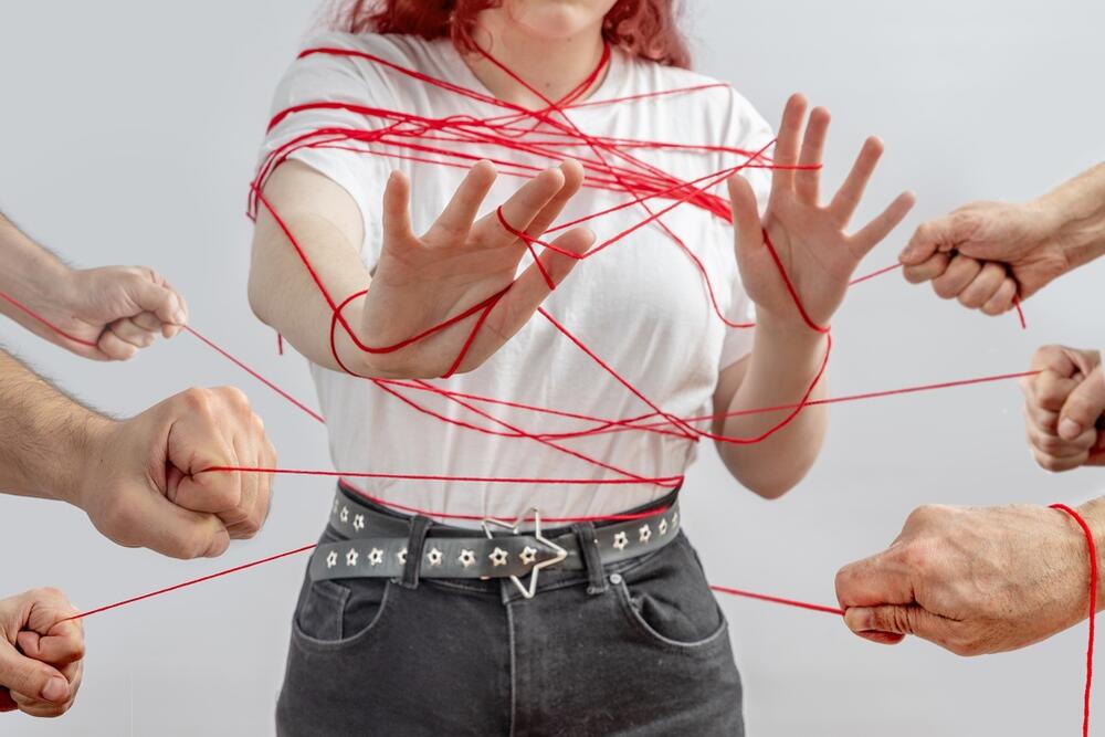 Osobe koje pate od socijalne anksioznosti osećaju strah da će u tim situacijama biti u centru pažnje i da će se osramotiti ili ponašati na način zbog koga će ih drugi kritikovati i poniziti.