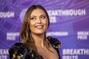 Dubok dekolte, čipka i cvetni print! Kad je Marija Šarapova kročila na crveni tepih, svet je zastao