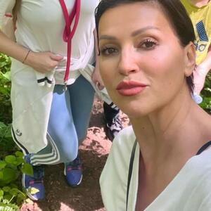 Udobno, praktično i vrlo nosivo: Nina Badrić uskočila u sportsku kombinaciju u kojoj ćete poželeti da ostanete ceo dan