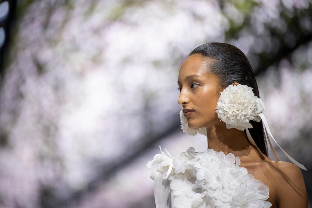 Model bez maskare na Dior SS26 reviji