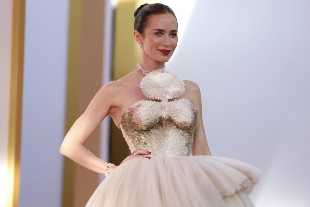 <p>Glumica Emili Blant zablistala je na premijeri filma "Đavo nosi Pradu 2" u Njujorku, a za ovu priliku je obukla&nbsp;Schiaparelli spektakularnu haljinu koju je iskombinovala sa luksuznim nakitom inspirisanog "laticama ruža koje plešu na vetru".</p>