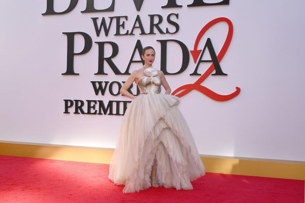 <p>Glumica Emili Blant zablistala je na premijeri filma "Đavo nosi Pradu 2" u Njujorku, a za ovu priliku je obukla&nbsp;Schiaparelli spektakularnu haljinu koju je iskombinovala sa luksuznim nakitom inspirisanog "laticama ruža koje plešu na vetru".</p>