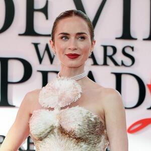 Pravljena 4.000 sati, sa 25.000 svilenih pera: Haljina Emili Blant sa premijere filma "Đavo nosi Pradu 2" je SUVA MOĆ