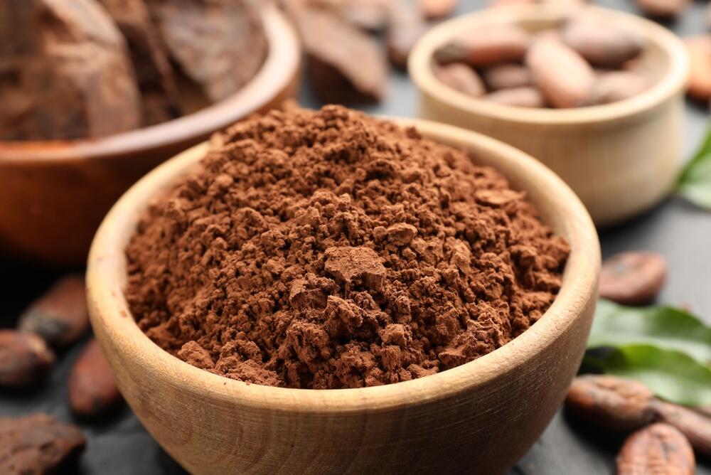 Gorak ukus kakaoa je prirodna karakteristika sirovog zrna kakaovca, koje je bogato antioksidansima, mineralima (magnezijum, gvožđe) i flavonoidima.