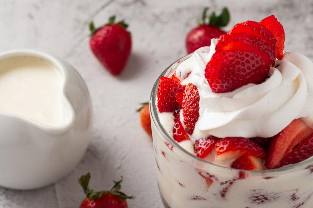 Brzi dezert od šlaga, jagoda i mlevenog keksa u čaši