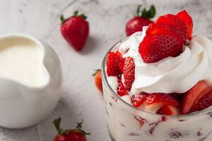 Jagode sa šlagom mogu da budu mnogo ukusnije! 10 brzih poslastica od samo 3 sastojka koje ćete obožavati