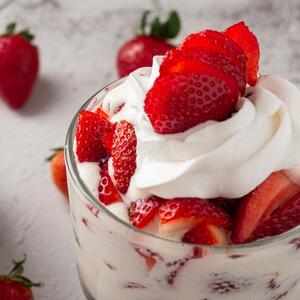 Jagode sa šlagom mogu da budu mnogo ukusnije! 10 brzih poslastica od samo 3 sastojka koje ćete obožavati