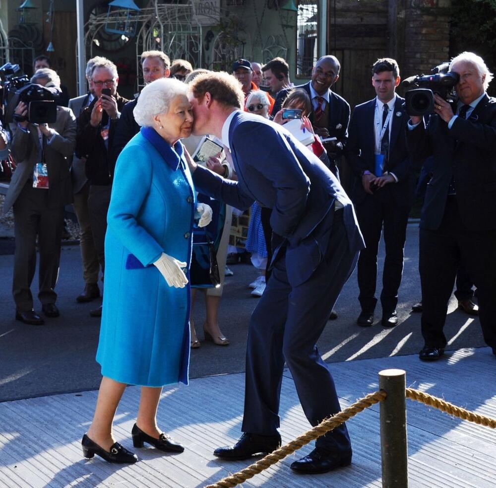 Kraljica Elizabeta II i princ Hari