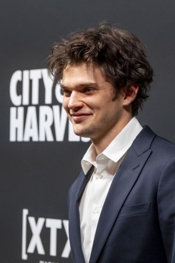 Otac mu je najpoželjniji holivudski frajer 80-ih, a majka Bondova devojka: Ko je nova zvezda serije "Euforija"?