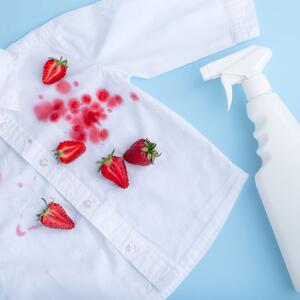 Kako najbrže skinuti fleke od jagoda sa odeće? Trik uz pomoć kojeg će vaša košulja izgledati kao da ste je tek kupili