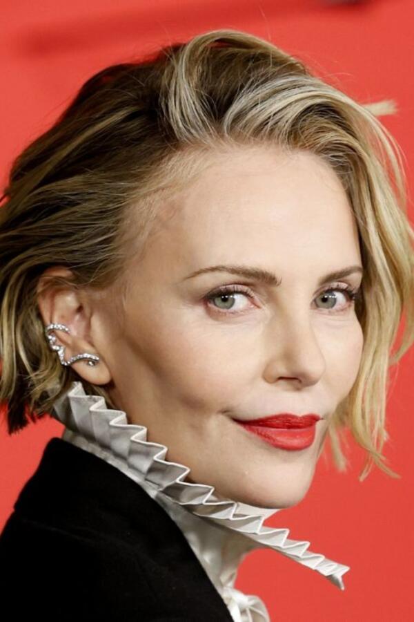 U muškom odelu &ndash; a bukti od seksepila! Atraktivno izdanje Šarliz Teron dovelo je atmosferu u Njujorku do usijanja