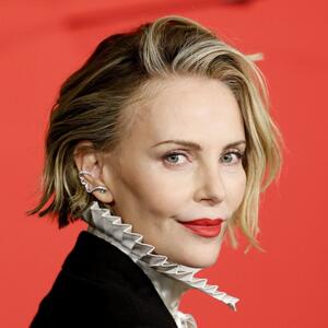 U muškom odelu &ndash; a bukti od seksepila! Atraktivno izdanje Šarliz Teron dovelo je atmosferu u Njujorku do usijanja