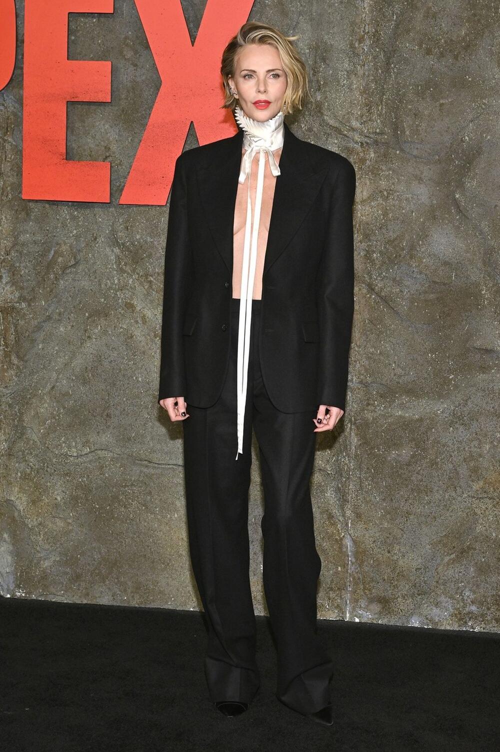 Atraktivno izdanje Šarliz Teron