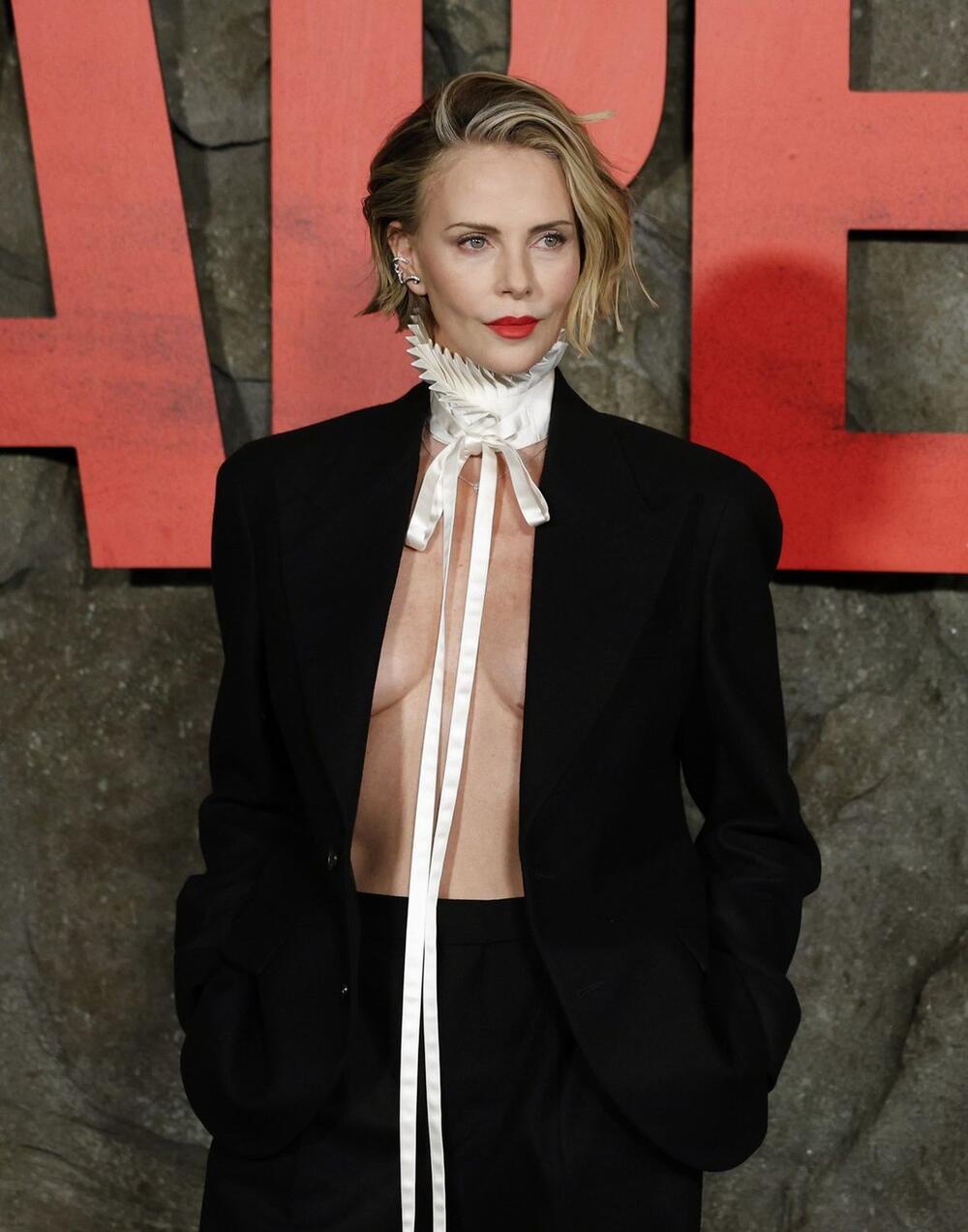 Šarliz Teron u muškom Diorovom odelu na premijeri svog novog filma 'Apex'