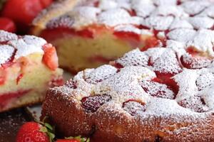 Mekan & sočan dezert koji se topi se u ustima: Recept za najjednostavniji kolač sa jagodama