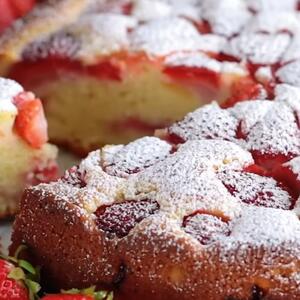 Mekan & sočan dezert koji se topi se u ustima: Recept za najjednostavniji kolač sa jagodama