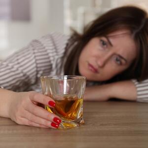 Kako prepoznati prve znake alkoholizma? Ne čekajte da bude kasno, ovo su ALARMANTNI ZNACI