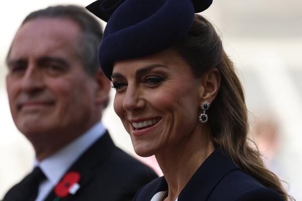 Zbog jednog detalja, stajling je nenadmašan! Kaput-haljina Kejt Midlton jedna je od najgracioznijih koje je ikad nosila