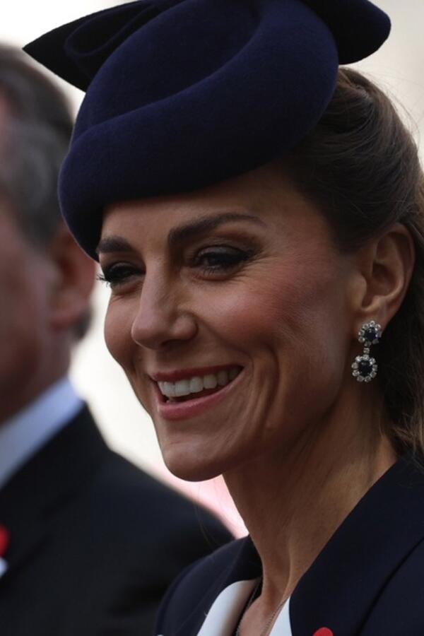 Zbog jednog detalja, stajling je nenadmašan! Kaput-haljina Kejt Midlton jedna je od najgracioznijih koje je ikad nosila