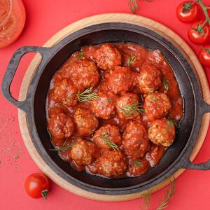 Najlepši recept za ćufte u paradajz sosu: Ideja za sočan, brz i ukusan ručak sa mlevenim mesom za celu porodicu