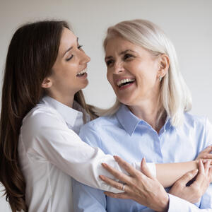 Poznata psihološkinja otkriva: Roditelji koji imaju blizak odnos sa svojom odraslom decom nikad ne rade ovih 6 stvari