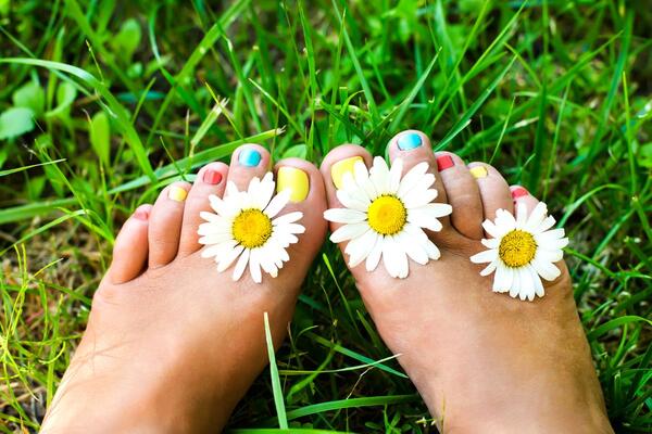 7 boja za pedikir koji su apsolutni hit proleća: Ako planirate gel lak evo šta da birate za super efekat