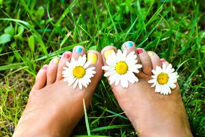 7 boja za pedikir koji su apsolutni hit proleća: Ako planirate gel lak evo šta da birate za super efekat