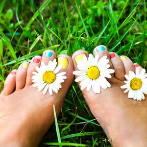 7 boja za pedikir koji su apsolutni hit proleća: Ako planirate gel lak evo šta da birate za super efekat