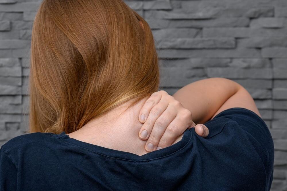 VEŽBE ZA ISPRAVLJENJE GRBE NA VRATU 