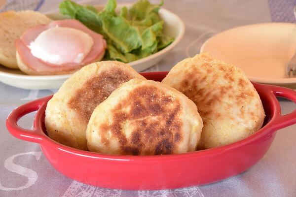 Kako napraviti lisnate pogačice u tiganju? Najlepši hlepčići savršeni uz ajvar, džem ili kad vam nestane hleba