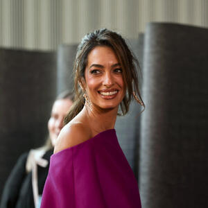 Haljina zbog koje ćete odmah reći &ndash; VAU: Modno izdanje Amal Kluni je pravi spektakl i oda eleganciji (kao i uvek)