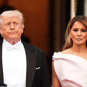 Od glave do pete &ndash; Dior: Moćno i elegantno izdanje Melanije Tramp zbog kojeg su je odmah uporedili sa Džeki Kenedi