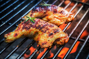 Kako napraviti savršenu piletinu sa roštilja? Trikovi uz koje će biti sočna, mekana i PREUKUSNA