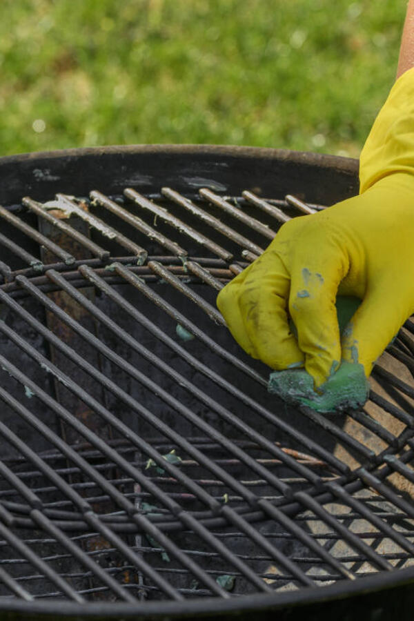 Kako najefikasnije očistiti rešetku za roštilj? 5 jeftinih načina da uklonite tvrdokornu masnoću bez hemikalija