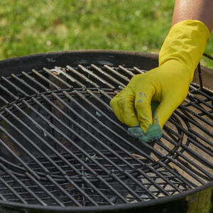 Kako najefikasnije očistiti rešetku za roštilj? 5 jeftinih načina da uklonite tvrdokornu masnoću bez hemikalija