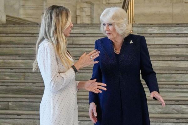 Za sastanak sa Kamilom odabrala "omaž princezi Dajani": Stajling Sare Džesike Parker je "prst u oko" britanskoj kraljici