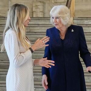 Za sastanak sa Kamilom odabrala "omaž princezi Dajani": Stajling Sare Džesike Parker je "prst u oko" britanskoj kraljici