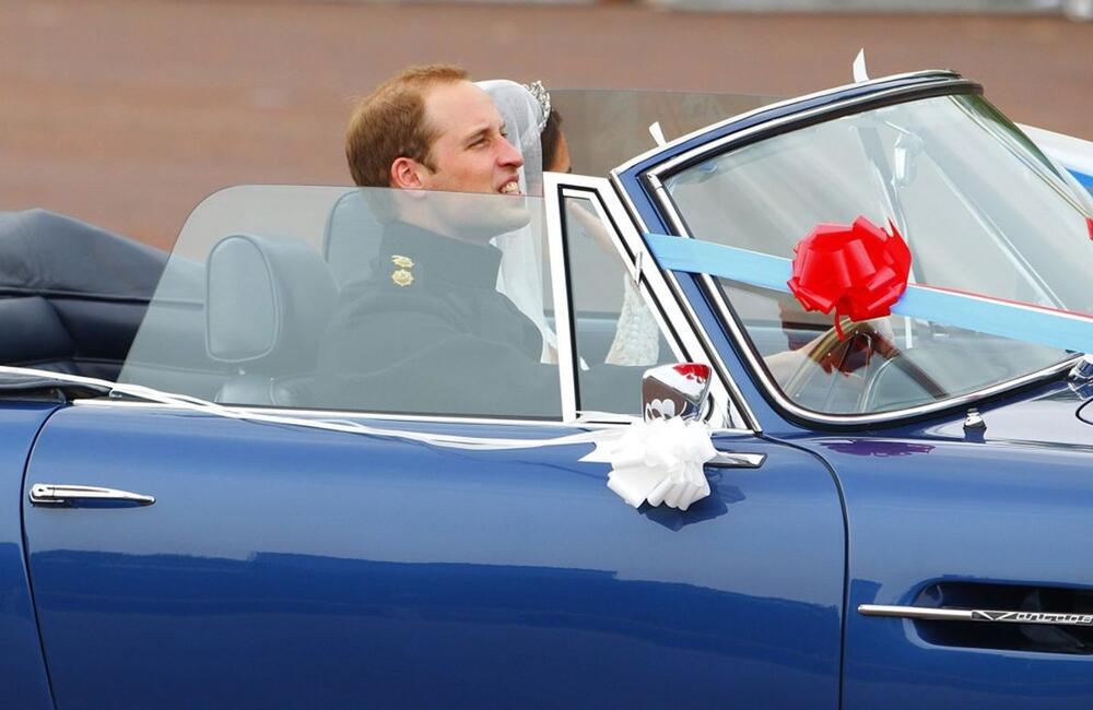 VILIJAM JE VOZIO AUTOMOBIL SA PODIGNUTOM RUČNOM 