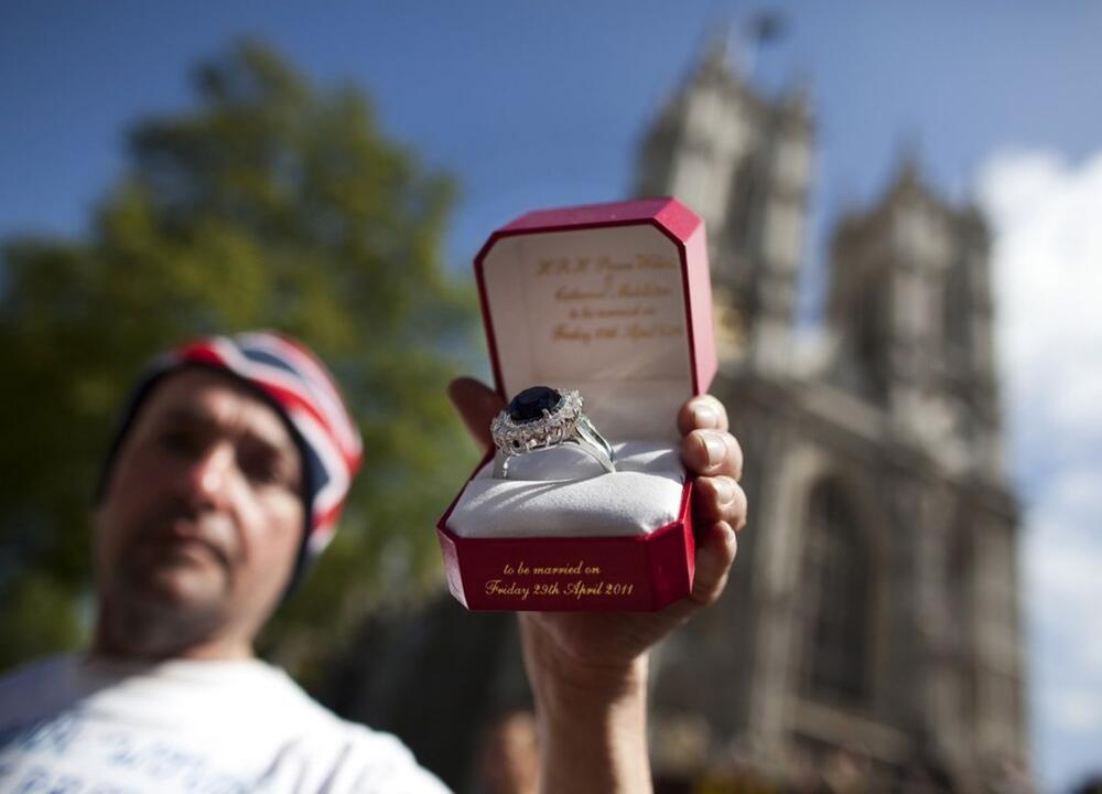 KEJT MIDLON SUZILA PRSTEN ZA VENČANJE PA JOJ BIO MALI 