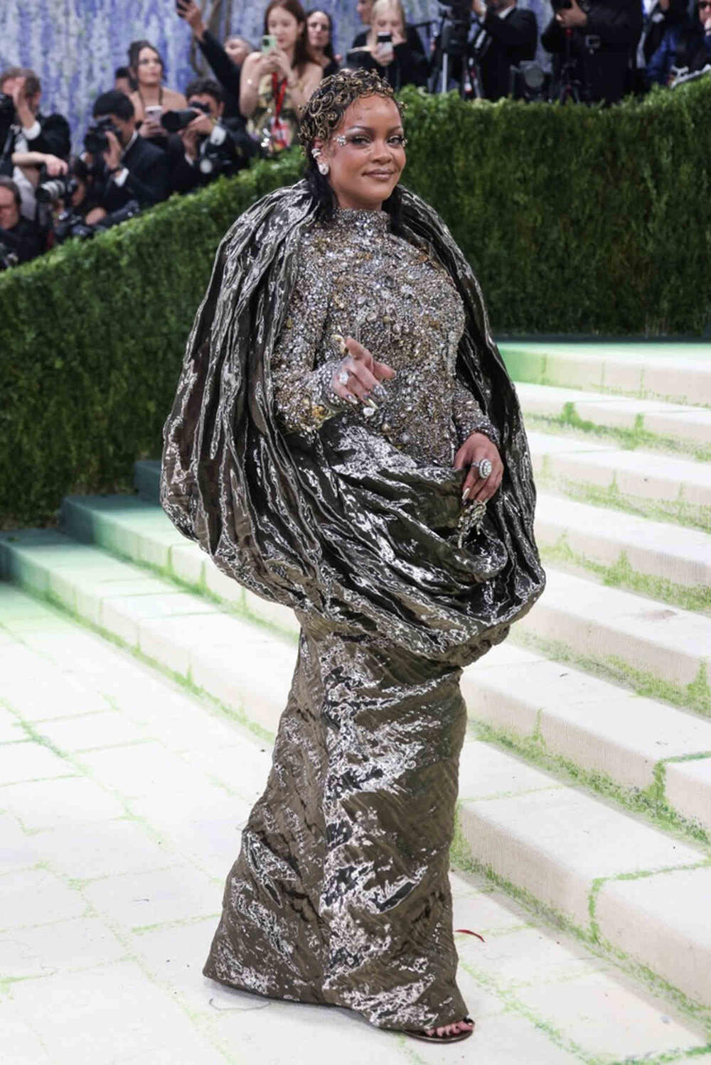 <p>Tema ovogodišnje Met gale je bila "Kostimografska umetnost", a dres-kod "Moda je umetnost". Neke poznate ličnosti nismo bukvalno ni prepoznali na crvenom tepihu, neki su nas ostavili bez daha svojim upečatljivim kreacijama, a neki su na nas ostavili ne baš sjajan utisak, ali je jedno sigurno: ovo su modna izdanja koja nećemo skoro zaboraviti i o kojima ćemo pričati sve do naredne Met gale.</p>
