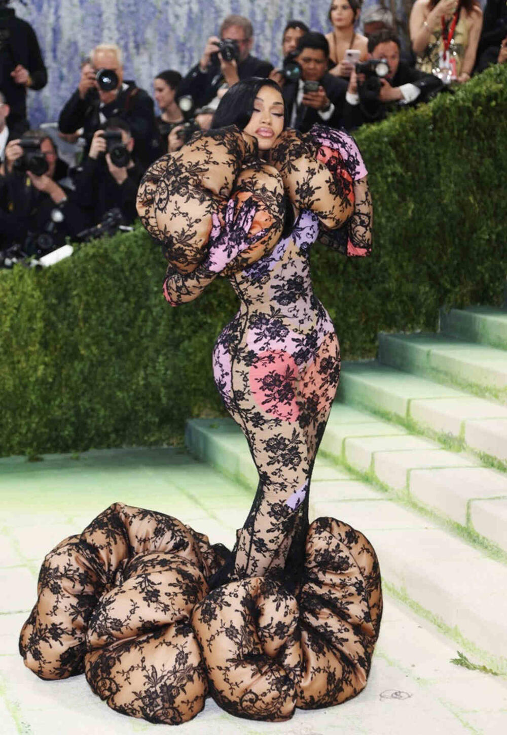 <p>Tema ovogodišnje Met gale je bila "Kostimografska umetnost", a dres-kod "Moda je umetnost". Neke poznate ličnosti nismo bukvalno ni prepoznali na crvenom tepihu, neki su nas ostavili bez daha svojim upečatljivim kreacijama, a neki su na nas ostavili ne baš sjajan utisak, ali je jedno sigurno: ovo su modna izdanja koja nećemo skoro zaboraviti i o kojima ćemo pričati sve do naredne Met gale.</p>
