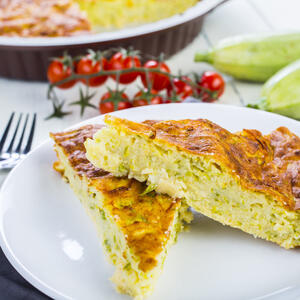 Napravite duplu meru, jer ovo "smuti, pa prospi" jelo nestaje začas: Recept za razljevušu sa tikvicama i kačkavaljem