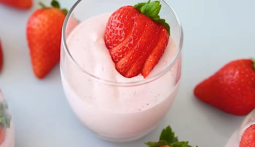 Osvežavajući slatkiš od samo 3 sastojka! Recept za mus od jagode koji ćete spremati jednom nedeljno
