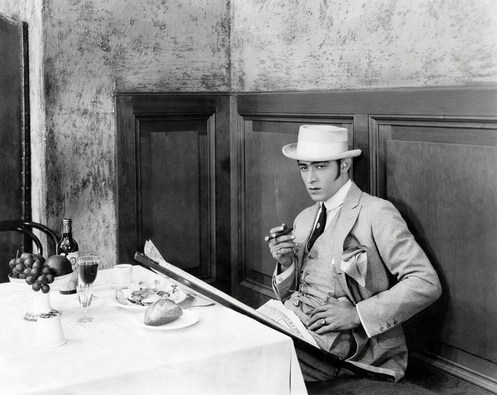 Rudolf Valentino u filmu 'Krv i pesak' (1922)