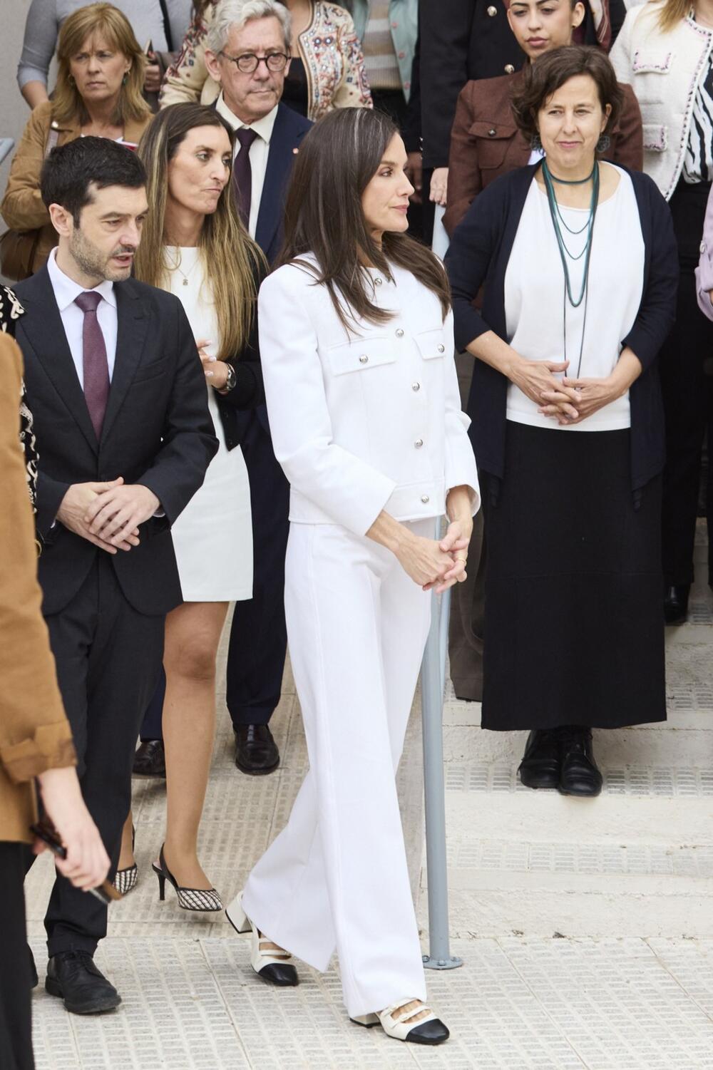 Leticija, kraljica Španije, u S&eacute;zane Paula Babies cipelama i belom Mango kompletu