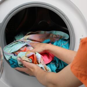 5 zabranjenih kombinacija u veš-mašini: Ove greške mogu da vam unište omiljenu odeću